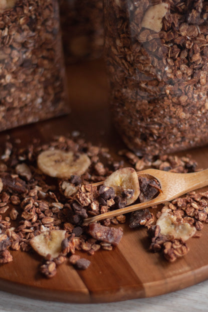 Granola de Chocolate, Banana, Dátiles, Avena y Miel